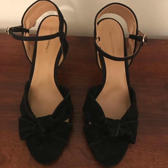 Banana Republic Shoes - NWOT BANANA REPUBLIC BLACK HEELS